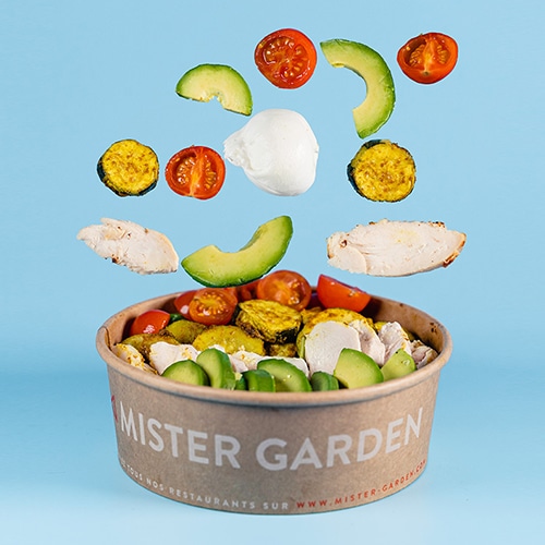 salade sur-mesure Mister Garden avec tomates cerises, poulet, avocat, courgette au curry